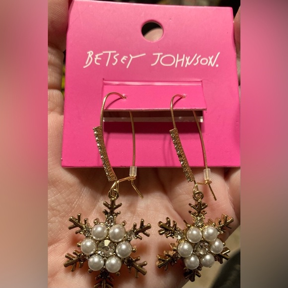 BETSEY JOHNSON Holiday Snowflake Gold Pearl & Crystal Dangling Earrings NEW NWT - Picture 1 of 5